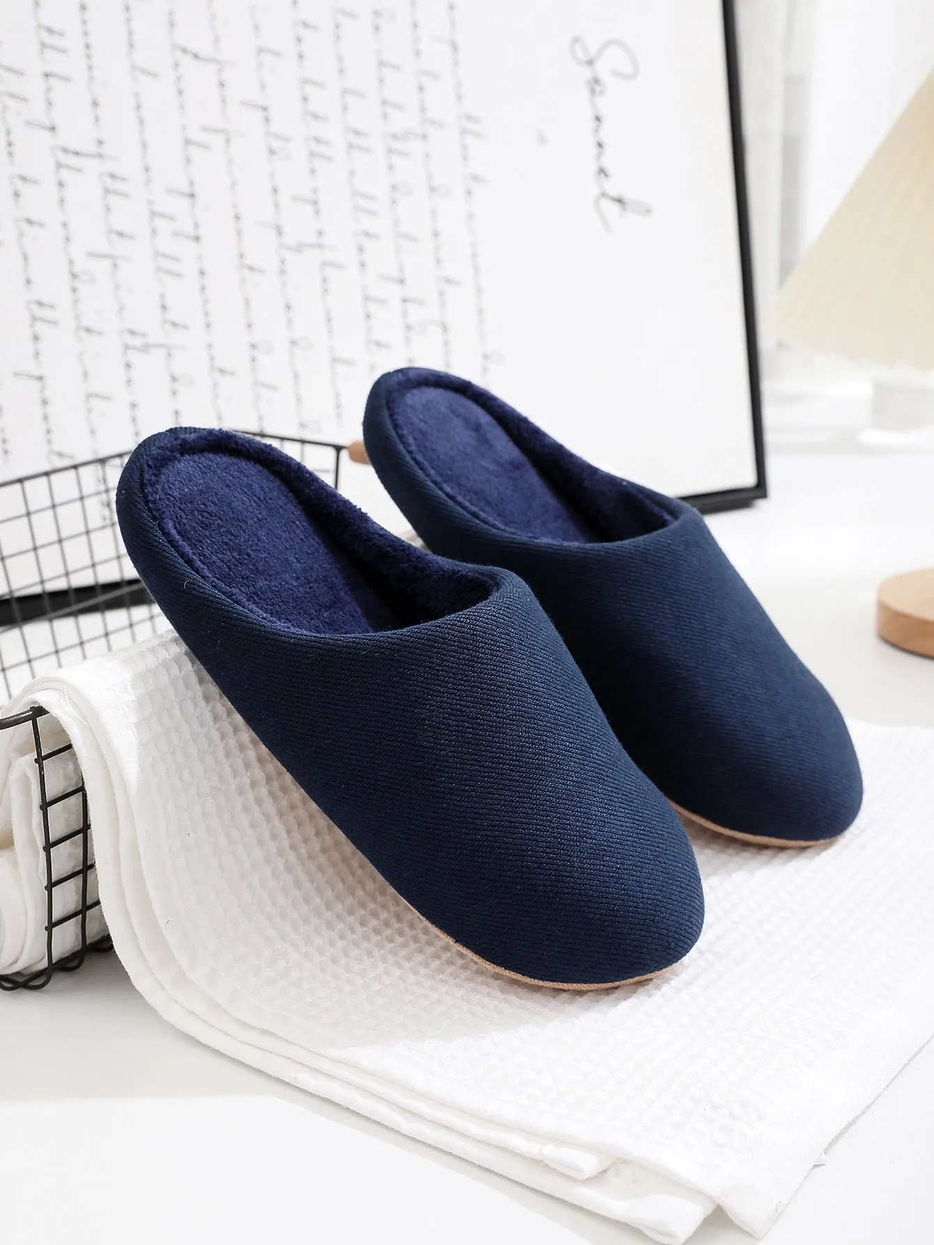 Men Round Toe Slip On Slippers, Minimalist Polyester Bedroom Slippers