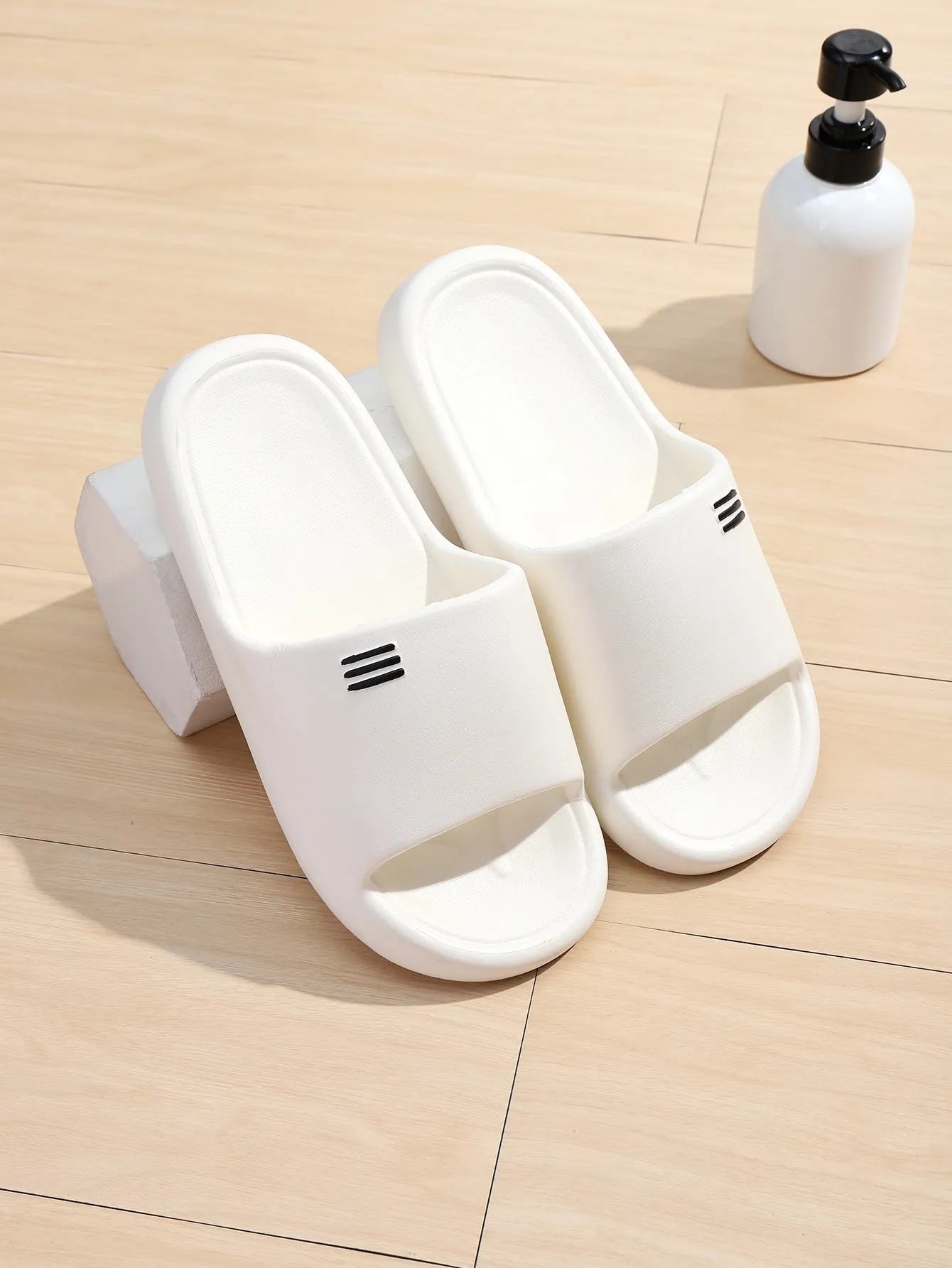 Minimalist Stripe Pattern Beach Plastic Slippers For Men And Women, Couples Style